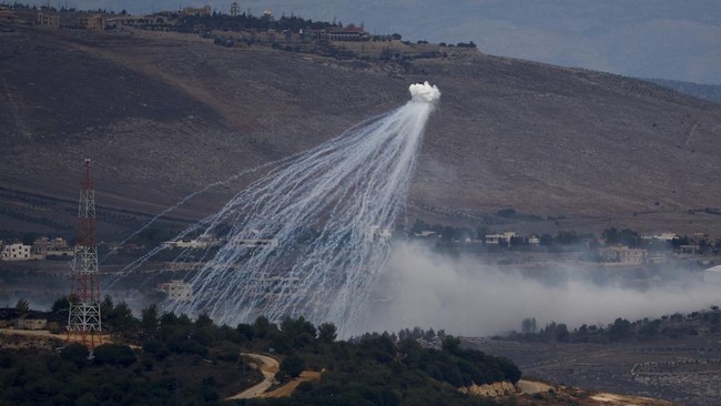 FOTO: Israel Hujani Warga Sipil Lebanon dengan Fosfor Putih Terlarang