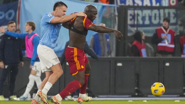 Hujan kartu kuning mewarnai jalannya pertandingan Liga Italia antara Lazio vs Roma yang berakhir imbang, Senin (13/11) dini hari WIB.