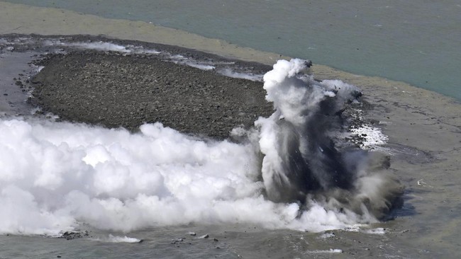 Citra satelit menunjukkan penampakan sebuah pulau di lautan lepas pantai Jepang akibat letusan gunung berapi pada akhir Oktober 2023.