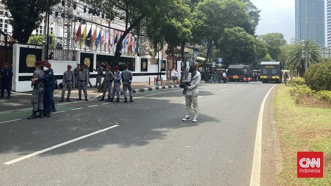 Jalan Imam Bonjol depan kantor KPU ditutup jelang pengumuman penetapan capres-cawapres pada Senin (13/11) ini.