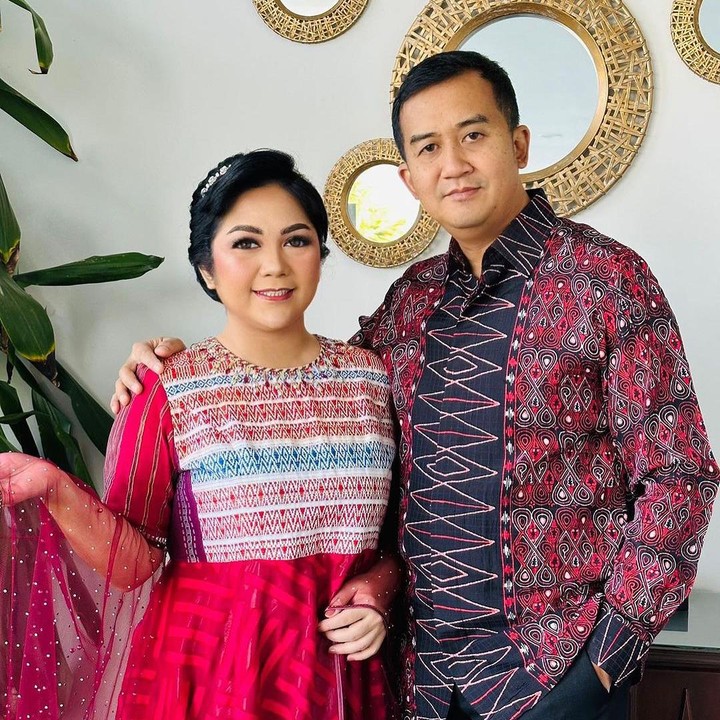 <p>Dalam beberapa unggahan di Instagram, baik Joy ataupun Cahyo kerap membagikan momen manis kebersamaan mereka, Bunda. Keduanya juga sering mengenakan pakaian berwarna senada saat menghadiri acara. (Foto: Instagram @joydestinytobing)</p>