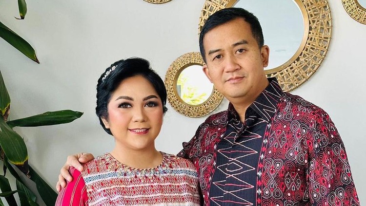 Joy Tobing dan suami Joy Tobing dan suami