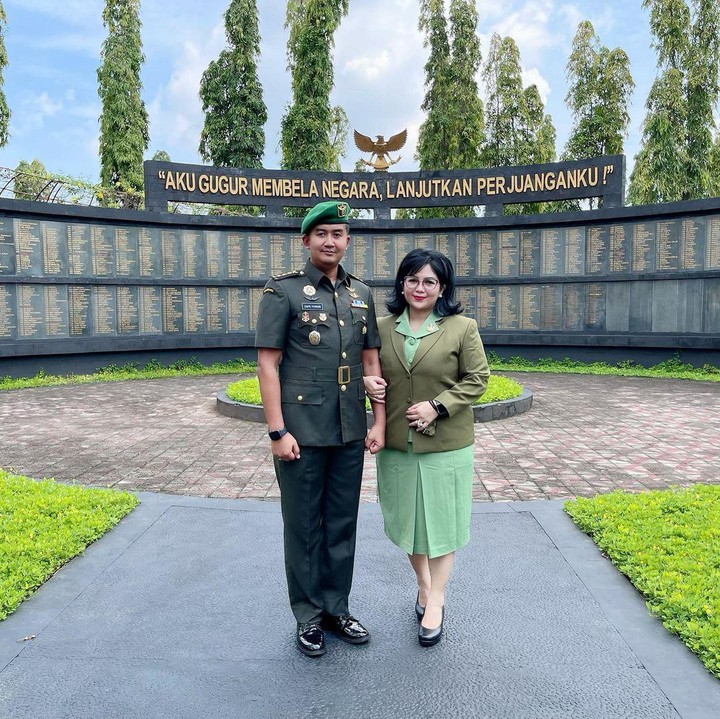<p>Joy juga beberapa kali mengunggah potret saat dirinya saat menjadi Ibu Persit atau istri perwira TNI. Wanita 43 tahun ini kerap mengenakan seragam hijau tiap kali mendampingi suaminya di acara resmi. (Foto: Instagram @joydestinytobing)</p>