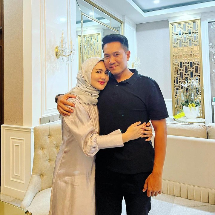<p>Kini, setelah mendapat restu dan hidup bersama, Julaian dan suami terlihat sangat bahagia. Pasangan ini pun semakin sering menunjukkan momen kemesraan saat bersama di media sosial. (Foto: Instagram @julianamoechtar)<br /><br /><br /></p>