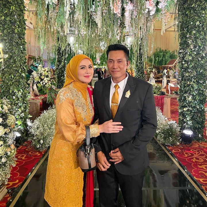 <p>Siapa sangka, ternyata saat itu keduanya sempat terhalang restu. Diungkap Juliana, ketika itu calon ibu mertua tak menyetujui hubungan mereka, bahkan tak mau mengenalnya. "Banyak orang enggak tahu, proses hubungan saya dan suami sebenarnya sangat berat," kata artis yang akrab siapa Ully dalam wawancara eksklusif bersama HaiBunda, beberapa waktu lalu. (Foto: Instagram @julianamoechtar)<br /><br /><br /></p>