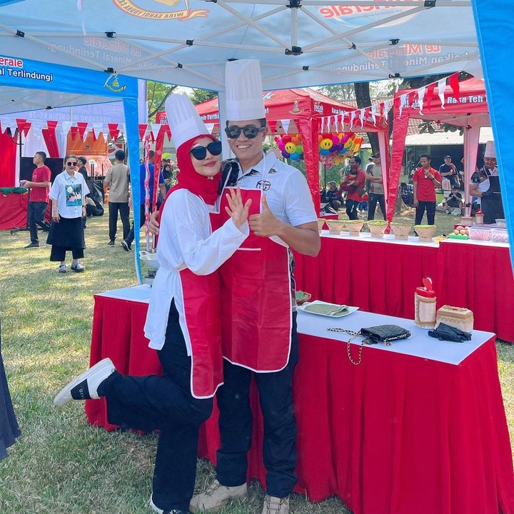 <p>Kisah cinta Juliana dan sang suami mulanya lantaran diperkenalkan oleh teman dekat mereka. Perjalanan hubungan Juliana dan suaminya pun rupanya tidak berjalan mulus-mulus saja, Bunda. (Foto: Instagram @julianamoechtar)<br /><br /><br /></p>
