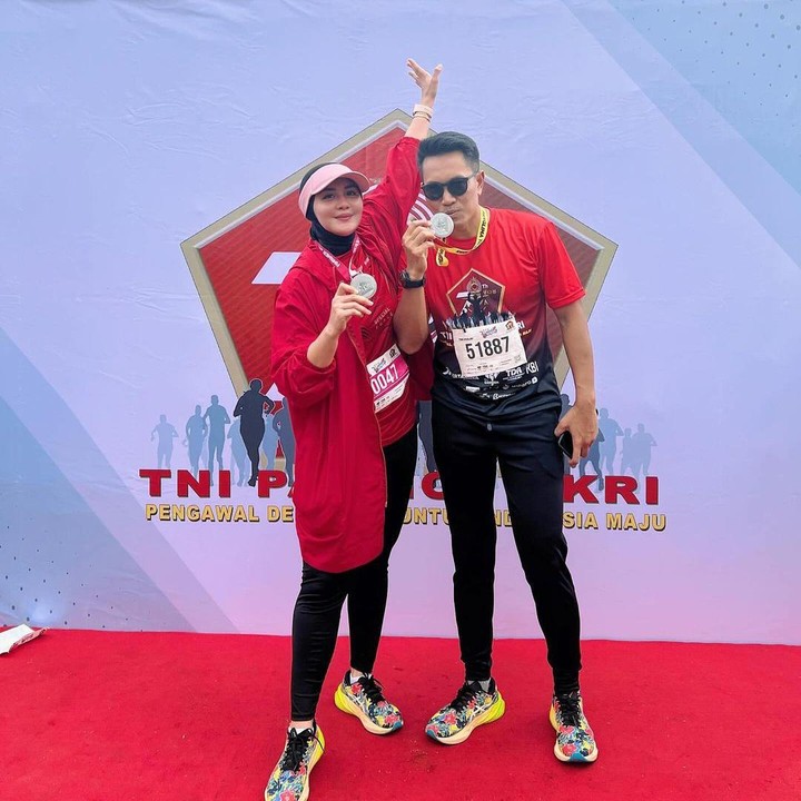 <p>Juliana dan suami masing-masing memiliki anak dari pernikahan sebelumnya. Meski begitu, keduanya memutuskan untuk membangun rumah tangga dan merawat anak bersama-sama. (Foto: Instagram @julianamoechtar)<br /><br /><br /></p>