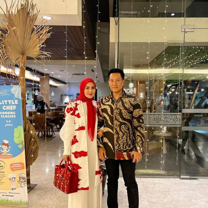 <p>Apalagi, sang suami belum lama jadi <em>single parent</em> bagi kedua anaknya. Karena saat itu terhalang restu calon ibu mertua, Ully merasa sulit melanjutkan dan akhirnya memutuskan romansa hubungan mereka. "Saya mengundurkan diri. Saya bilang ke suami, mungkin kita belum jodohnya," kenang Ully. (Foto: Instagram @julianamoechtar)<br /><br /><br /></p>