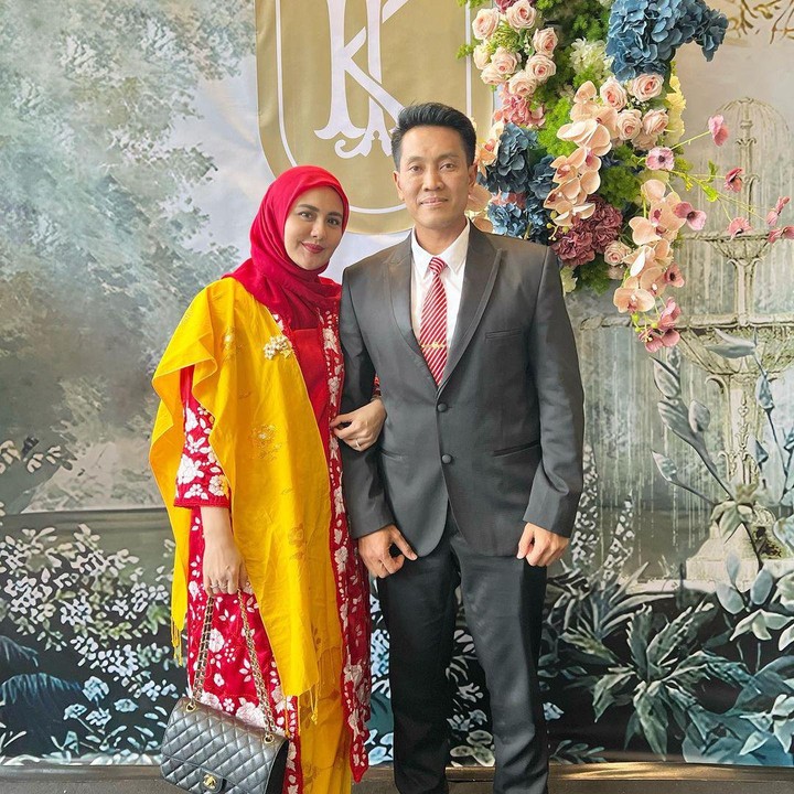 <p>Dalam unggahan-unggahan di Instagram pribadi, pasangan ini tampak selalu saling menemani di setiap kegiatan. "Lihat kebunku penuh dengan bunga, lihat dirimu aku berbunga-bunga. Eaaaa (emotikon tertawa dan hati) #happysatniteguys," tulis Ully sebagai keterangan foto unggahannya ini. Kita doakan, semoga rumah tangga mereka langgeng dan harmonis, ya. (Foto: Instagram @julianamoechtar)</p>