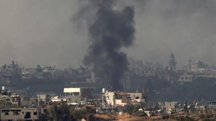 Kepulan asaap saat serangan militer Israel di perbatasan Jalur Gaza, Senin, 13/9/2023). Jack Guez / AFP)