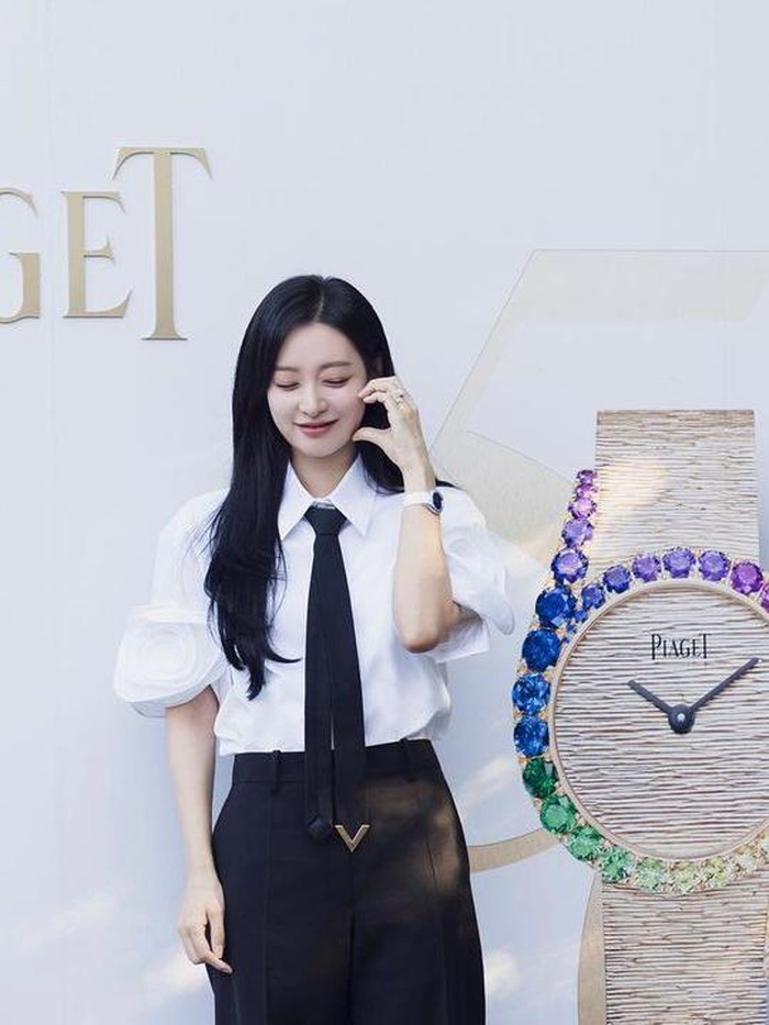 Tak ketinggalan, Kim Ji Won juga berpose menggunakan jam tangan dari Piaget yang merupakan brand asal Swiss./ Foto: instagram.com/geewonii