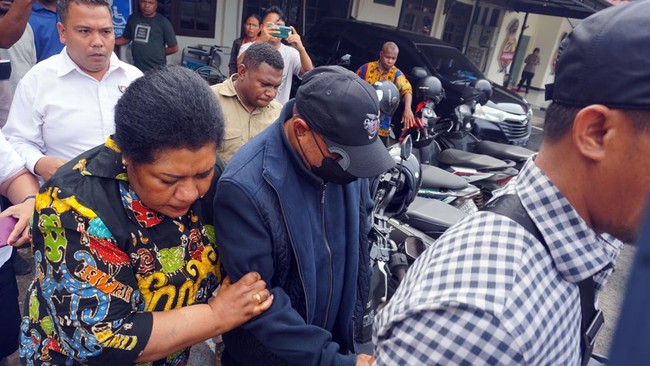 Penjabat (Pj) Bupati Sorong Yan Piet Mosso tiba di Gedung Merah Putih KPK setelah terjaring Operasi Tangkap Tangan (OTT), Senin (13/11) malam.