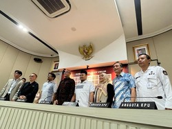 Makna Simbolik Penetapan 3 Pasangan Pilpres 2024 di Balik Jam Cantik