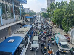 Macet Parah Mampang Imbas Tutup Got Rusak, Mobil-Motor Terobos Jalur TransJ