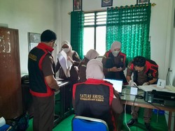 Penampakan Jaksa Geledah Kantor Lurah Candibinangun Sleman-Segel Ruangan