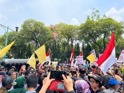 Massa Gelar Aksi di Depan KPU Jelang Penetapan Capres-Cawapres