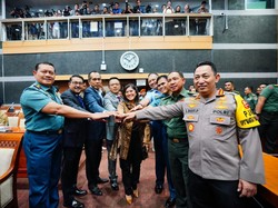 Panglima-Kapolri Satukan Tangan Sebelum Uji Kelayakan Jenderal Agus di DPR