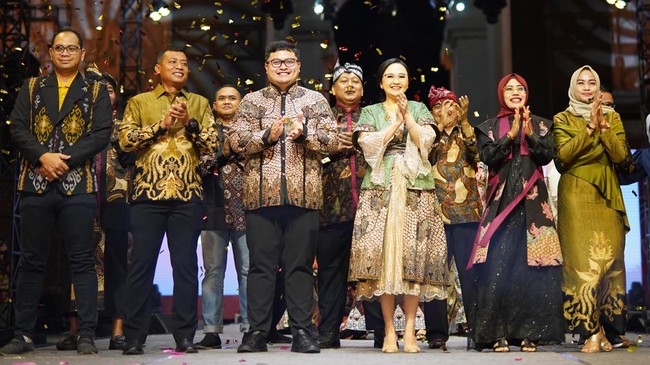 kreator fashion, maestro batik dan perajin kraft Kabupaten Kediri menampilkan karya kolaborasi terbaik mereka dalam Kediri Fashion Batik Festival (KFBF) 2023.