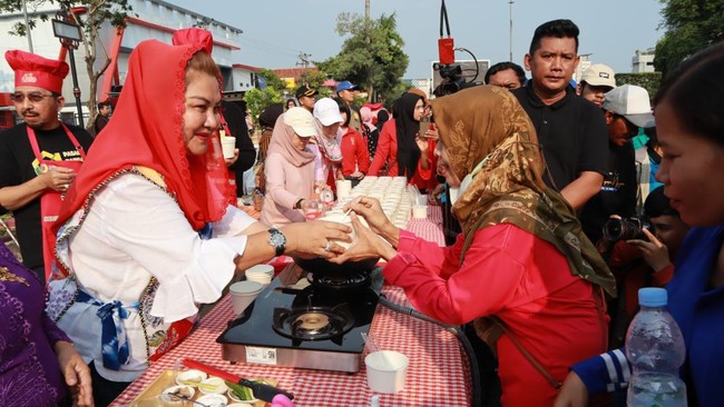 Kegiatan festival pangan pendamping beras "Pisang Legi" merupakan kampanye mengenai pentingnya pola konsumsi pangan Beragam, Bergizi, Seimbang dan Aman (B2SA).