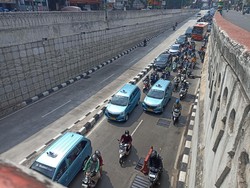 Penampakan Penutup Got Underpass Mampang Rusak hingga Bikin Macet Parah