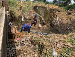 Pria di Bogor Hilang Terbawa Arus Saat Bersihkan Sampah di Sungai Cibalok