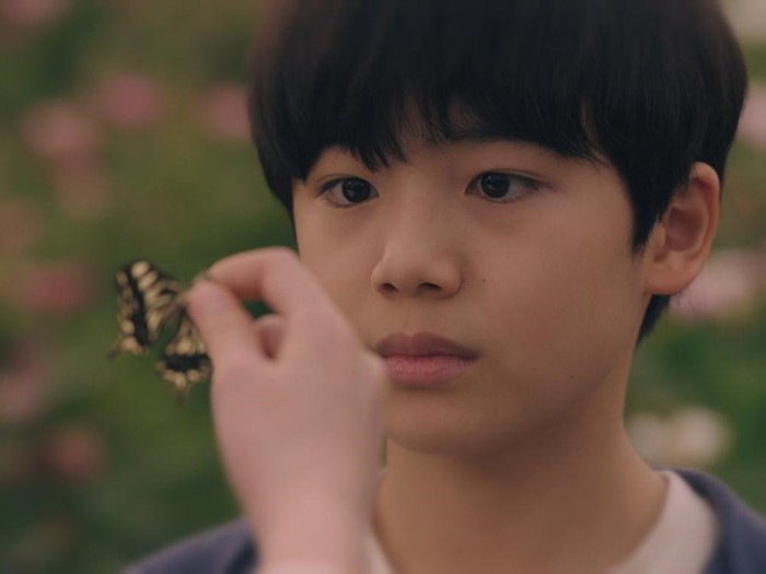 Sang aktor cilik ini juga sempat membintangi drama terpopuler di tahun 2020, It's Okay to Not Be Okay. Di sana, Moon Woo Jin tampil dalam adegan flashback masa kecil Moon Kang Tae (Kim Soo Hyun) yang bertemu dengan Moon Young (Seo Yea Ji)/ Foto: imdb.com