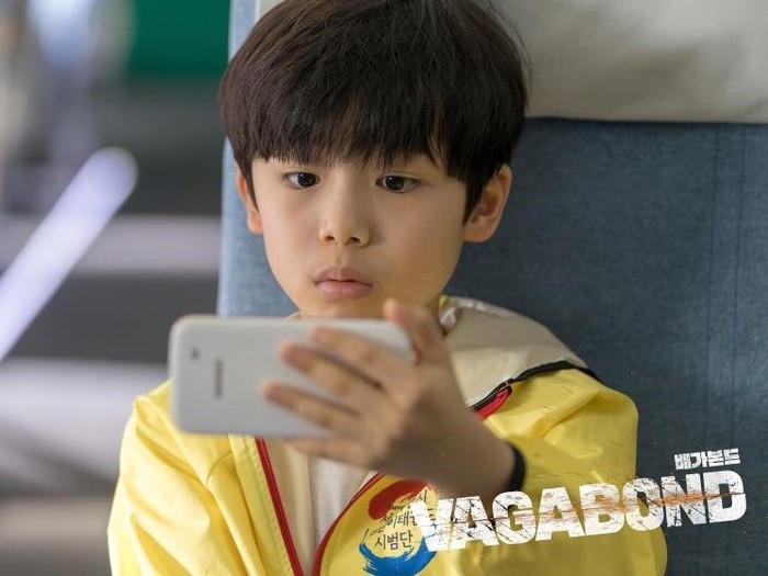 Tak hanya artis kenamaan, bintang cilik Woo Jin turut meramaikan drama spionase-thriller, Vagabond (2019). Sukses raih rating tinggi tiap episodenya, ia menjelma sebagai keponakan Lee Seung Gi yang tewas dalam kecelakaan pesawat/ Foto: imdb.com