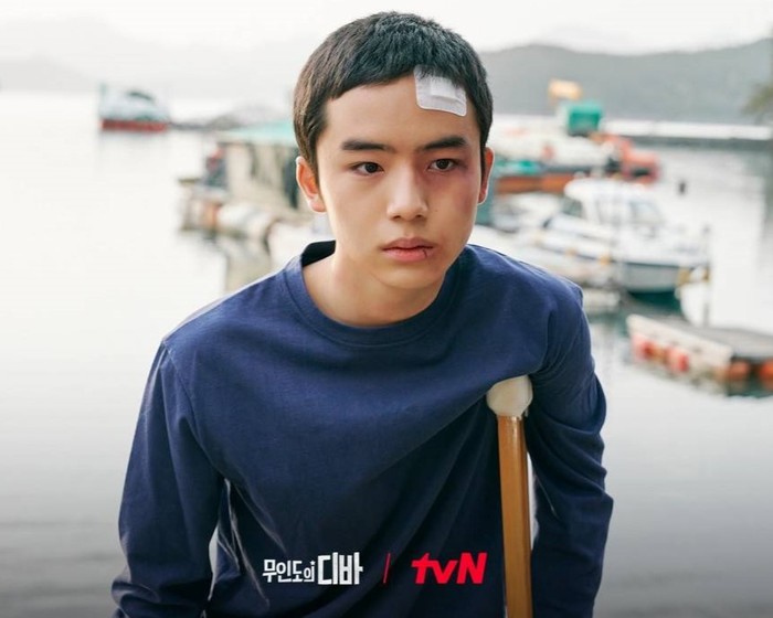 Tampil dengan rambut cepak, ia berperan sebagai karakter utama remaja bernama Jung Ki Ho. Di drama ini, ia memiliki kehidupan yang misterius dan kisah pedih di usia belianya. Yuk, saksikan kelanjutan ceritanya di Netflix/ Foto: instagram.com/tvn_drama