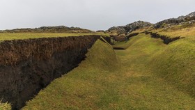 FOTO: Retakan di Islandia Imbas Gempa Bumi, Waspada Erupsi Gunung Api