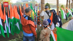VIDEO: Raih Cuan Jual Bendera dan Aksesoris di Aksi Bela Palestina
