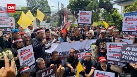 VIDEO: Unjuk Rasa Desak KPU Diskualifikasi Pasangan Prabowo-Gibran