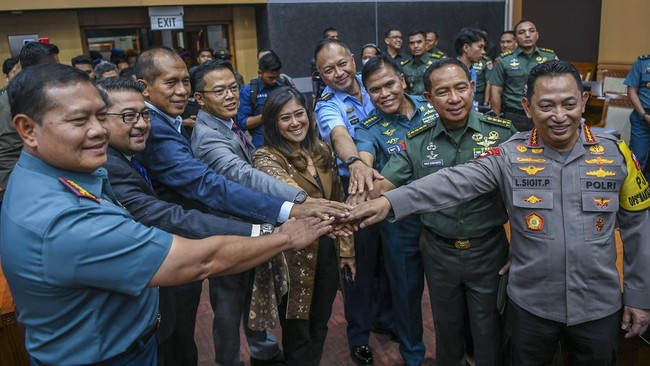 Panglima Yudo bakal masuk usia pensiun pada 26 November mendatang, sementara Agus adalah calon Panglima TNI yang telah disetujui Komisi I DPR RI.