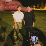 5 Artis Pria yang Keren Berkain Buat Inspirasi Outfit Pacarmu