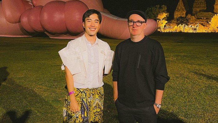 5 Artis Pria yang Keren Berkain Buat Inspirasi Outfit Pacarmu