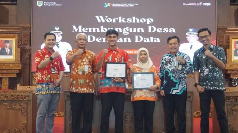 Badan Perencanaan Pembangungan Daerah Penelitian dan Pengembangan Kabupaten Klaten menyerahkan penghargaan untuk tiga desa pengelola data terbaik di Klaten.