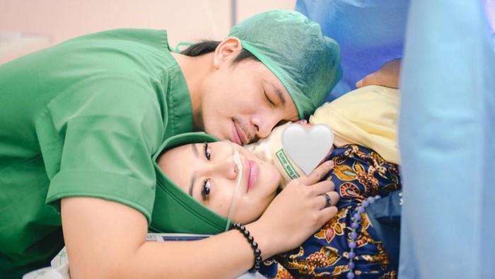 5 Seleb yang Melahirkan di Tanggal Cantik, Begini Momen Haru Mereka!