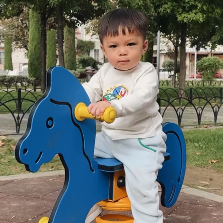 <p>"Hal pertama yang harus dilakukan: Mencari playground luar ruangan," tulis Nikita seraya mengunggah beberapa video Issa yang tengah bermain. (Foto: Instagram: @nikitawillyofficial94)</p>