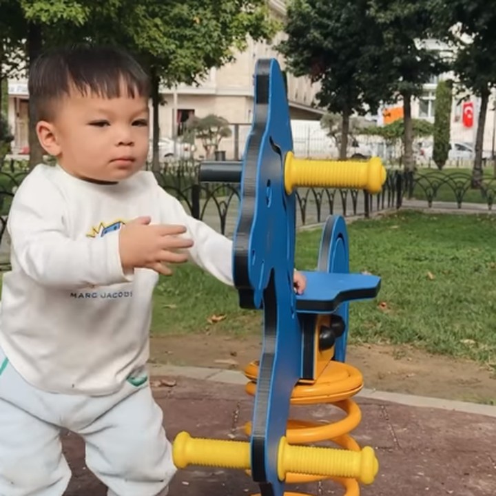 <p>"Iss terlihat sangat gembira," ungkap seorang netizen seraya menyisipkan emotikon tertawa. "Ya ampun gemas banget sih anak orang," kata netizen lainnya. (Foto: Instagram: @nikitawillyofficial94)</p>