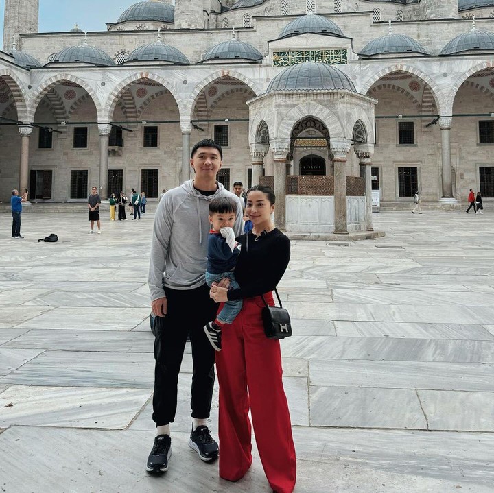 <p>Nikita dan keluarga menetap selama delapan hari di Istanbul karena dinilai sangat baby friendly. "Istanbul kota yang <em>baby friendly. Yes</em> Ibu Niki <em>approved</em>! Setelah 8 hari <em>stay</em> di Istanbul aku setuju untuk bilang kota tersebut cocok untuk liburan keluarga dan membawa balita, karena hampir di setiap sudut ada<em> outdoor playground</em>," ungkapnya. (Foto: Instagram: @nikitawillyofficial94)</p>