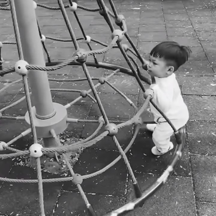 <p>Selama liburan, Nikita Willy juga selalu mementingkan kesenangan sang anak, Baby Issa. Dalam beberapa kesempatan, Nikita terlihat mencari playground, nih. (Foto: Instagram: @nikitawillyofficial94)</p>
