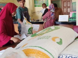 Waduh! Warga Miskin Penerima Bantuan Beras di Brebes Dipungut Rp 10 Ribu