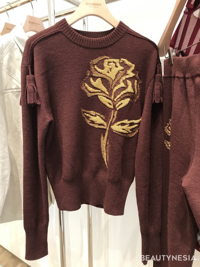 Daniel Lee yang merupakan desainer asal Inggris mengangkat ikon-ikon tanah kelahirannya itu. English Roses, bebek, dan angsa menjadi elemen yang dipadu signature detail Burberry. Burberry plaid, misalnya, yang kali ini tersaji dalam warna-warni segar seperti biru, merah, ungu, kuning, serta hijau. / Foto: Dok. Beautynesia