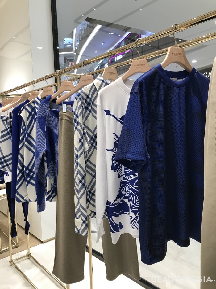 Butik Burberry di Senayan City usai jalani renovasi menjadi lebih modern, minimalis, dengan penerangan sangat baik. Pencahayaan mendukung warna-warni atraktif koleksi Autumn/Winter 2023 yang merupakan koleksi perdana Daniel Lee untuk Burberry/ Foto: Dok. Beautynesia