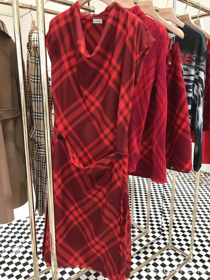 Sejumlah fashion items bisa dipakai dengan 2 gaya. Misalnya midi dress plaid merah di mana jika bagian rok dikancingkan, maka menampilkan potongan clean sedangkan jika dilepas membentuk hemline asimetris/ Foto: Dok. Beautynesia