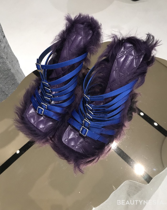 Selain dari pakaian, sepatu dan tas aneka warna serta aksesori pemanis seperti gantungan fur juga melengkapi koleksi. Nuansa musim gugur dan musim dingin versi Burberry jauh dari kata 'gloomy'/ Foto: Dok. Beautynesia