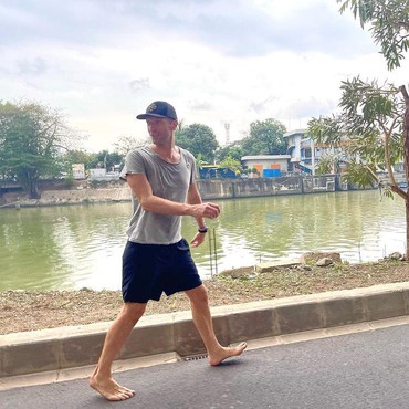 Chris Martin Nyeker di Jalan Jakarta Jelang Konser Coldplay