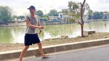 KIRIM PESAN KE ORTU FANS HINGGA GAMBAR MONAS DI DRUM
