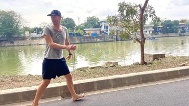 Chris Martin Nyeker di Jalan Jakarta Jelang Konser Coldplay