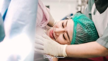 img-title Iri dengan Aurel Hermansyah, 7 Momen Haru Denise Chariesta Lahiran Tanpa Suami