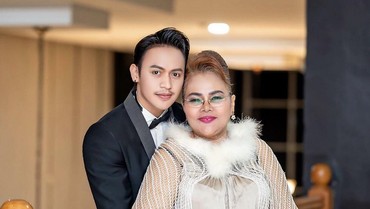 img-title Eva Manurung Diduga Bakal Mualaf Ikuti Pacar Berondong, Anak: Dia Agamanya...